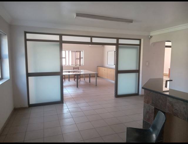 900M² BUILDING TO LET IN APEX